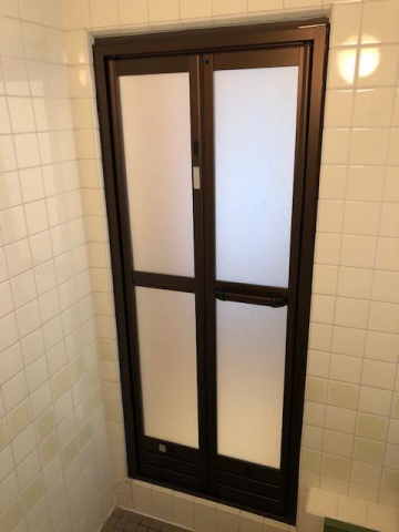 カバー工法による 浴室折戸交換工事